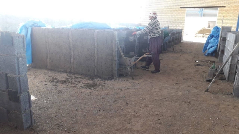 عملیات سیمان‌ کاری باکس‌ های آغوزخانه در پروژه 6 هزار راسی ملایر