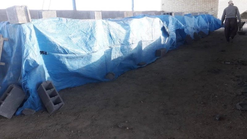 عملیات سیمان‌ کاری باکس‌ های آغوزخانه در پروژه 6 هزار راسی ملایر